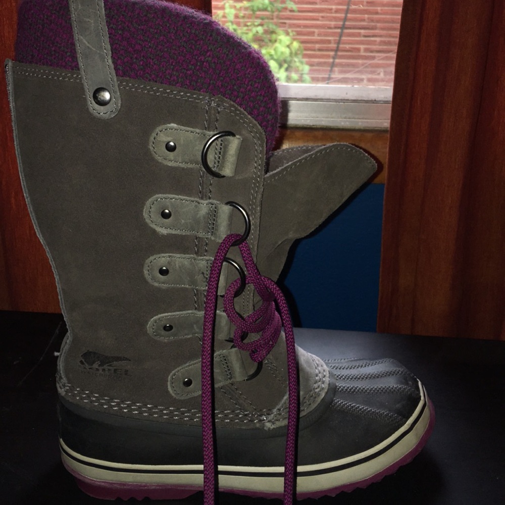 Sorel purple and grey snow boots. Size 6.